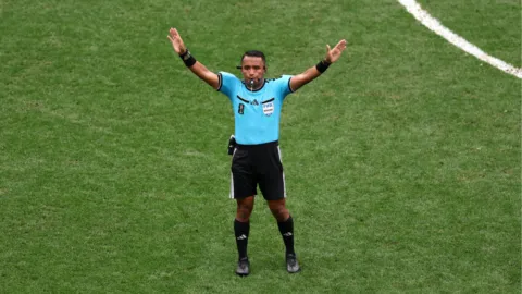 Quién es Iván Barton, el árbitro centroamericano que pitará Francia-España