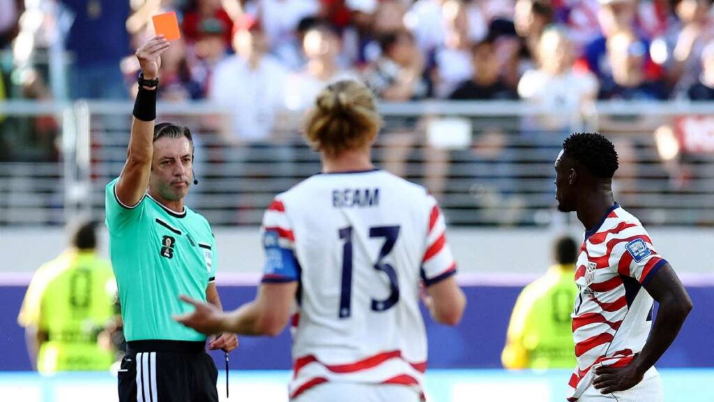 Polémica en el Mundial: Gobierno de Estados Unidos habría influido para quitarle la tarjeta roja a Balogun