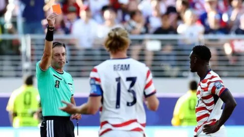 Polémica en el Mundial: Gobierno de Estados Unidos habría influido para quitarle la tarjeta roja a Balogun