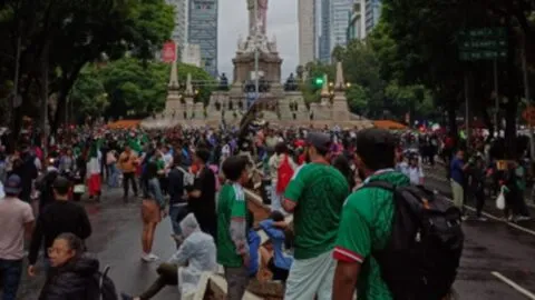 ¡Ni la lluvia frenó el adiós! La afición del Tricolor tuvo su último festejo en el Ángel de la Independencia