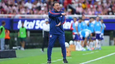 Milito señala las causas de la derrota ante Toluca, pero asegura que Chivas peleará el título