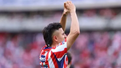 ¡Al último minuto! Piojo Alvarado rescata a Chivas y les da su primera victoria del torneo ante Juárez