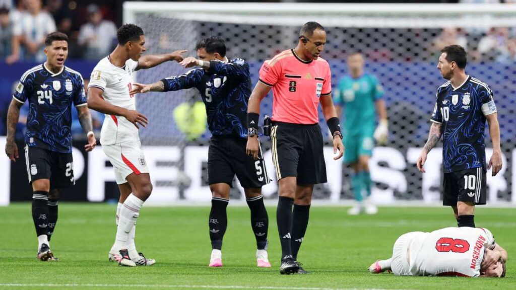 Inglaterra vs Argentina arranca con 19 faltas y tensión