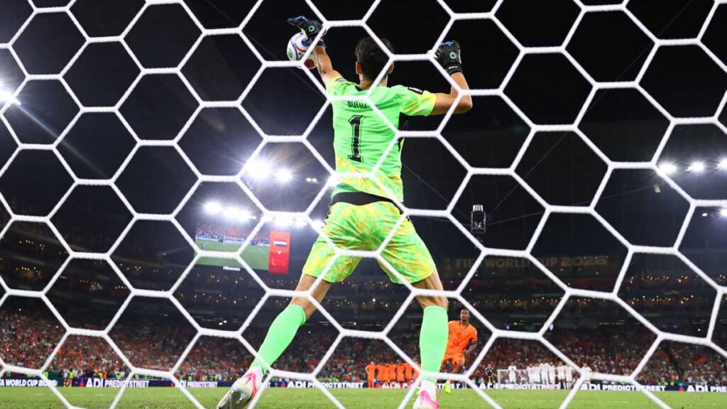 El penalti que tapó Bono en la tanda ante Países Bajos
