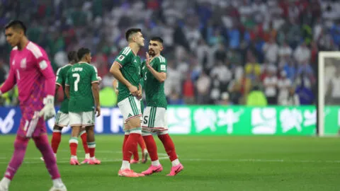 Crisis defensiva en México: César Montes fuera por lesión en el duelo ante Inglaterra de octavos de final