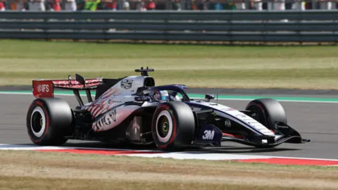 Checo Pérez gana cinco posiciones y termina 15° en el GP de Gran Bretaña