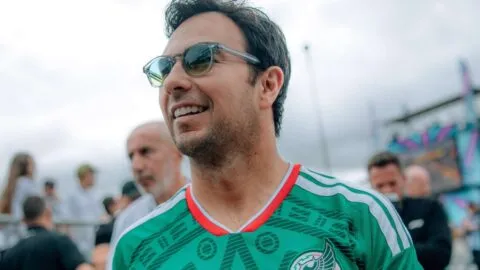 ¡Checo Pérez, en modo retador! El piloto llega a Silverstone con playera de la selección mexicana