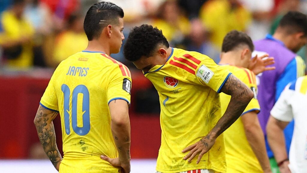 James y Luis Díaz lamentando la eliminación de Colombia.