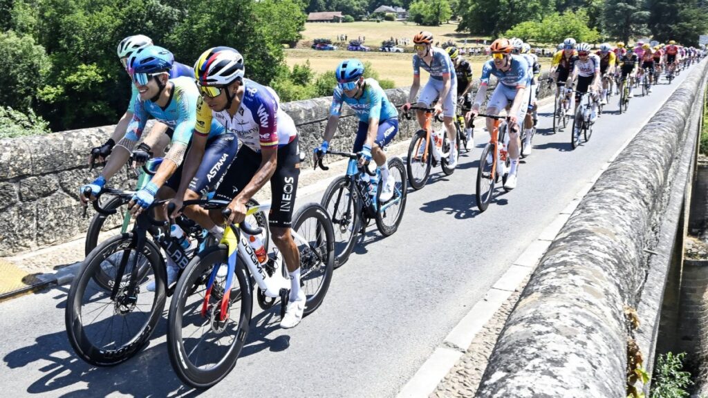 Egan Bernal, Harold Tejada y Sergio Higuita en el Tour de Francia.