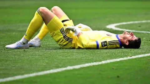 Courtois sale de cambio en el España vs bélgica: así fue su lesión