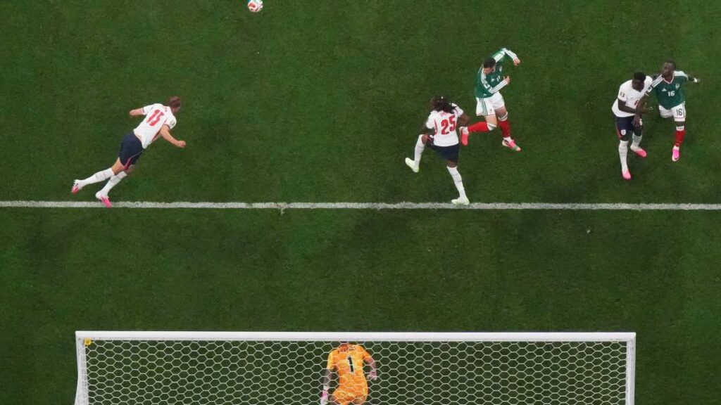 Dan Burns despejando un centro en el México vs Inglaterra