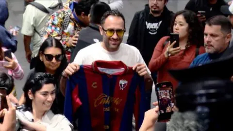 David Ospina llega a México y asegura que dará “su granito de arena” al Atlante
