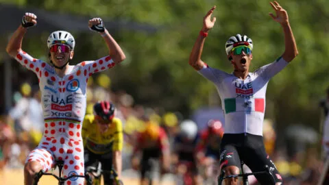 ¡El momento que hizo historia! Isaac del Toro cruza la meta de su primera victoria en el Tour de Francia 