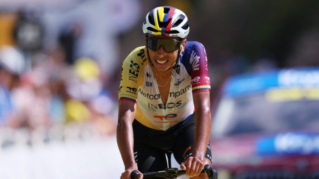 Egan Bernal, pelando en la etapa 6 del Tour de Francia,