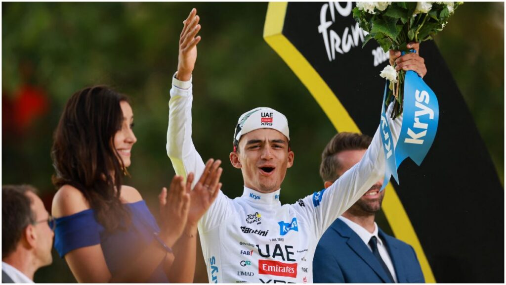 Isaac del Toro celebra el histórico tercer lugar del Tour de Francia 2026 durante la ceremonia de premiación en los Campos Elíseos de París | Reuters