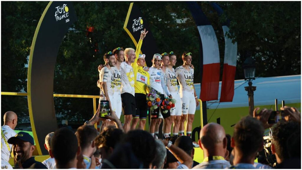 Isaac del Toro levanta el maillot blanco que lo acredita como el mejor ciclista joven del Tour de Francia 2026 | Reuters