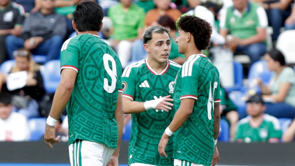 El Tri juega domina con comodidad