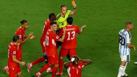 IFAB admite error arbitral en el Mundial: Breel Embolo no debió ser expulsado ante Argentina