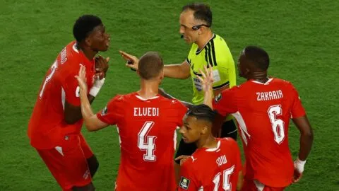 Argentina vs Suiza, en vivo: ¡Embolo se va expulsado por simular!