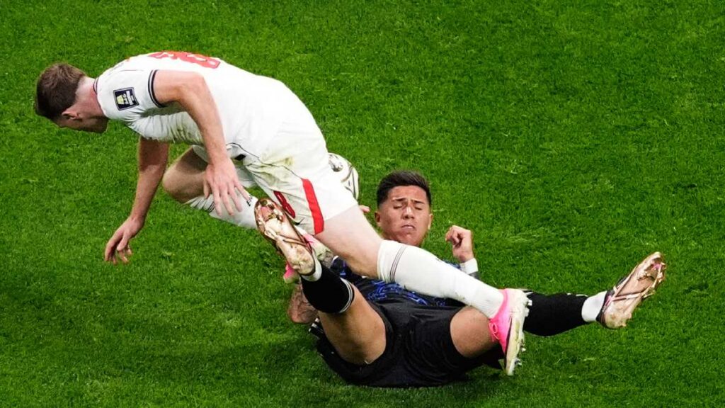 Inglaterra vs Argentina arranca con 19 faltas y tensión