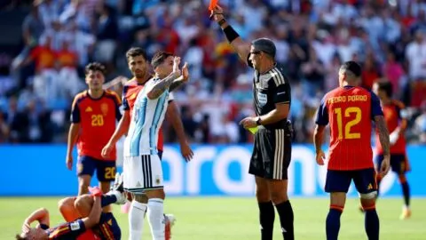 ¡Enzo Fernández se va expulsado! Argentina se queda con 10 tras una entrada sobre Cubarsí