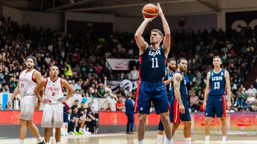 Jugador de Estados Unidos en partido de básquetbol contra México