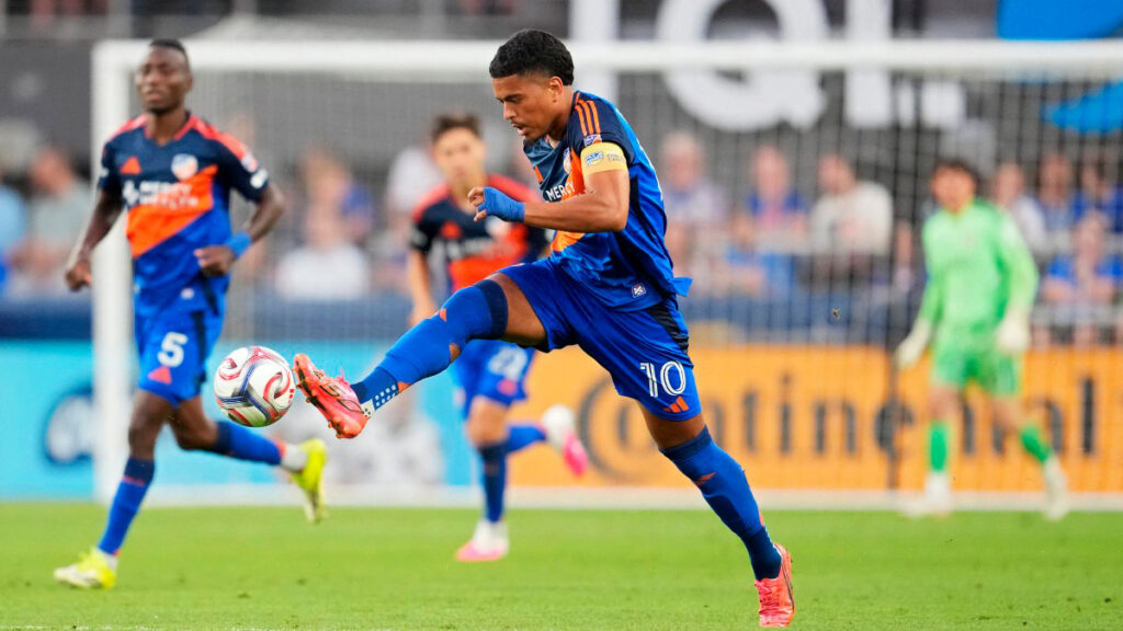 Evander comanda la creación de su equipo
