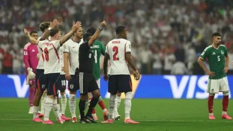 ¡Se va! Jarell Quansah se va expulsado por dura entrada sobre Jesús Gallardo