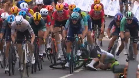 Fernando Gaviria sufre angustiante caída en el sprint final de etapa en el Tour de Francia