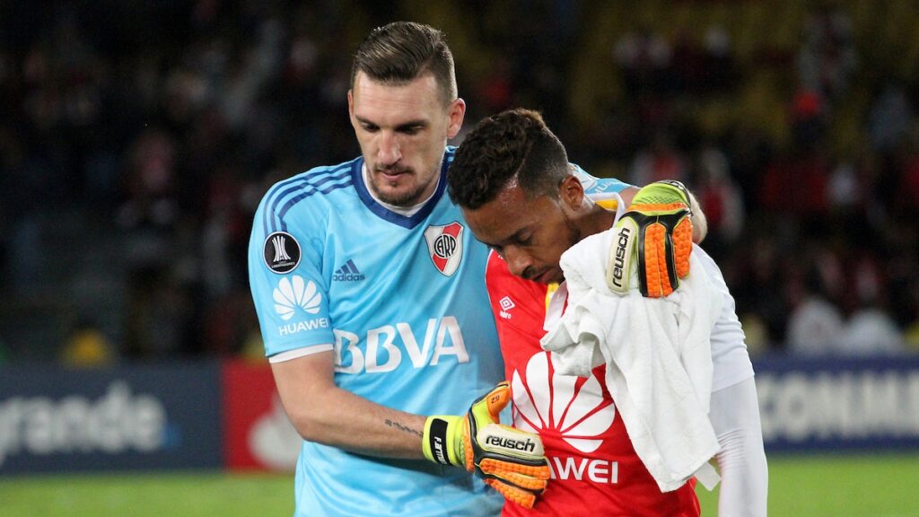 Franco Armani atajando para River Plate