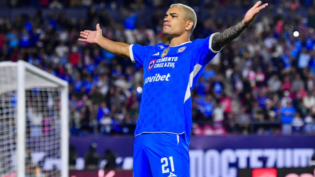 Toro Fernández en festejo de gol