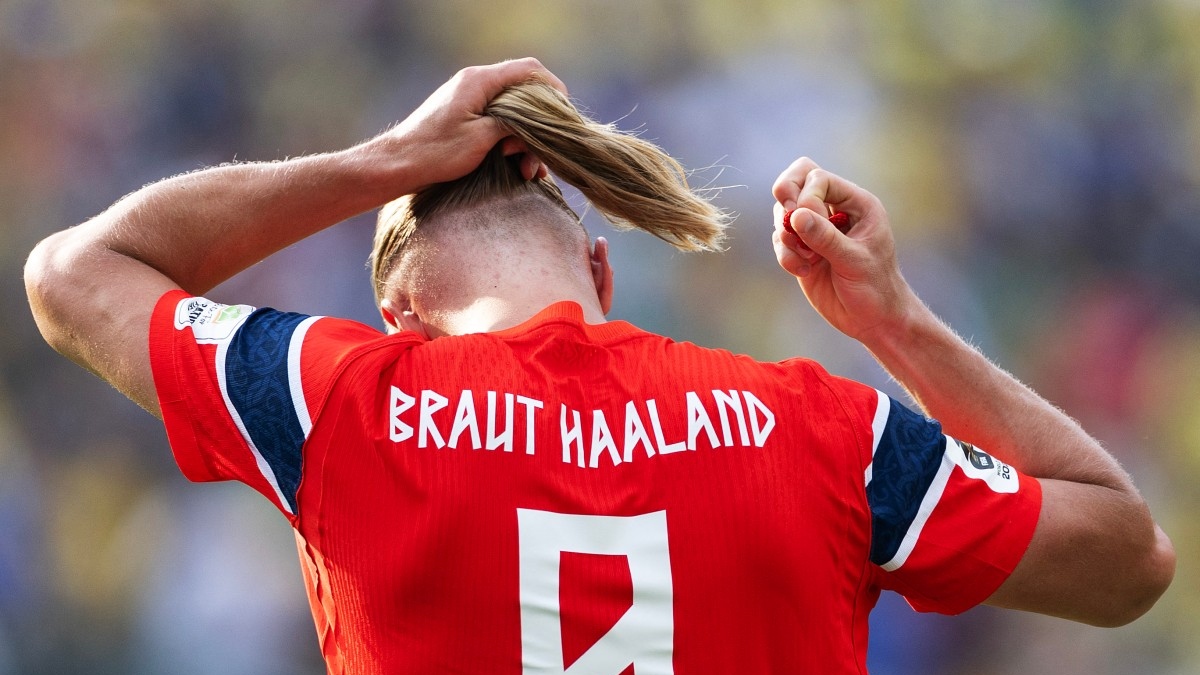 Desde hace varios años, Haaland luce su melena dorada en los partidos.