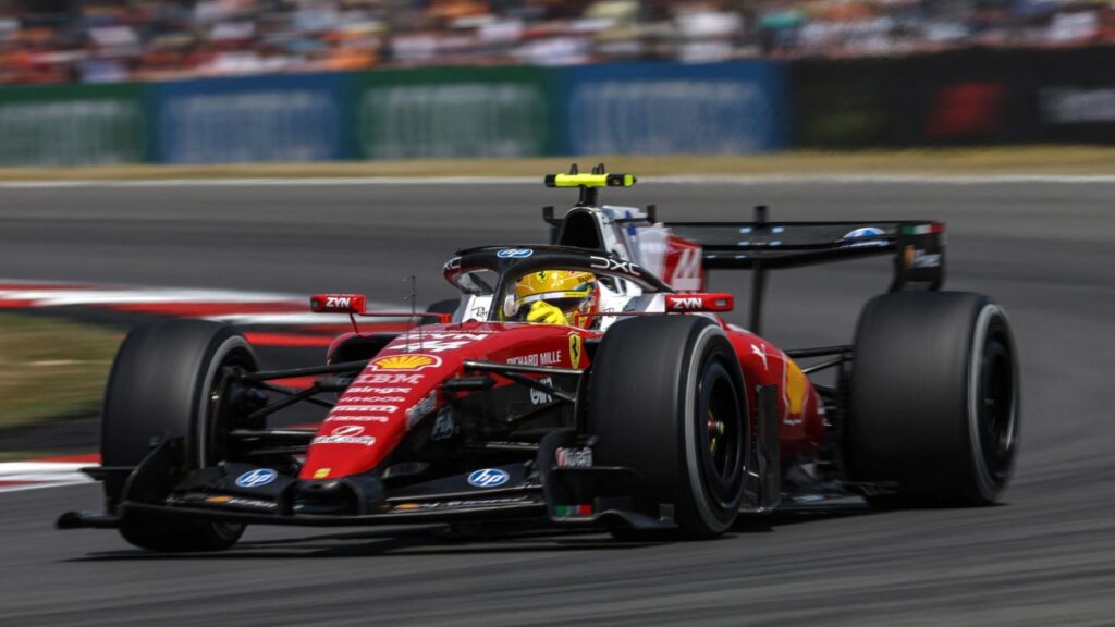 Lewis Hamilton lidera la única práctica del GP de Gran Bretaña; Checo Pérez termina 19