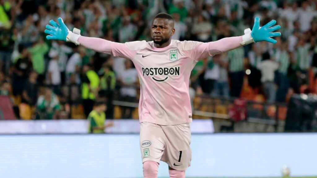 Harlen Castillo atajando para Atlético Nacional