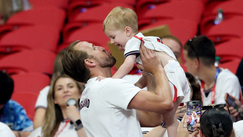 Harry Kane y su hijo. - Paul Childs, Reuters.