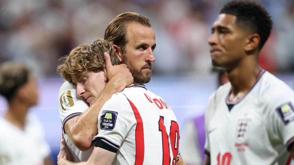 Harry Kane consolando a Anthony Gordon
