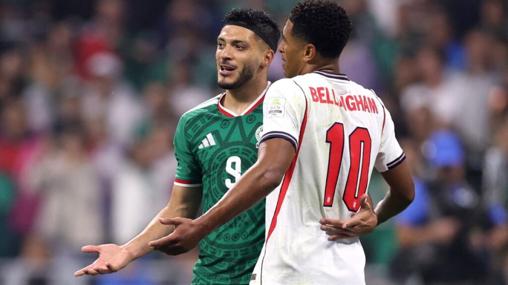 Raúl Jiménez y Jude Bellingham en partido de la Copa del Mundo