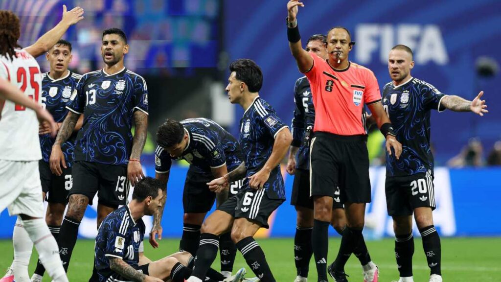 Inglaterra vs Argentina arranca con 19 faltas y tensión