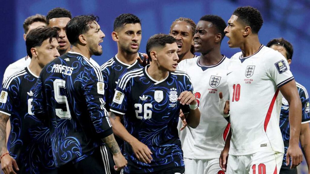 Inglaterra vs Argentina arranca con 19 faltas y tensión