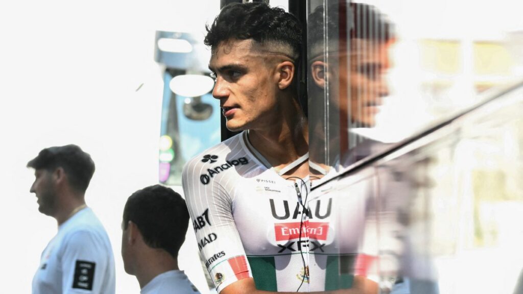 Isaac del Toro habla en la presentación del UAE en el Tour de France 2026