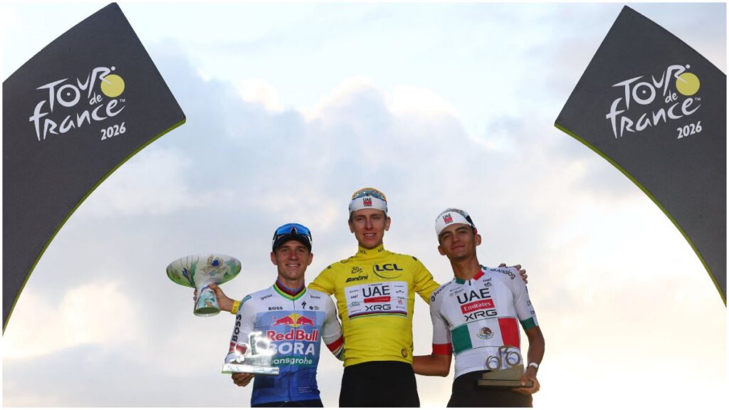 El mexicano Isaac del Toro comparte el podio con Tadej Pogacar tras completar una edición inolvidable del Tour de Francia 2026 | Reuters