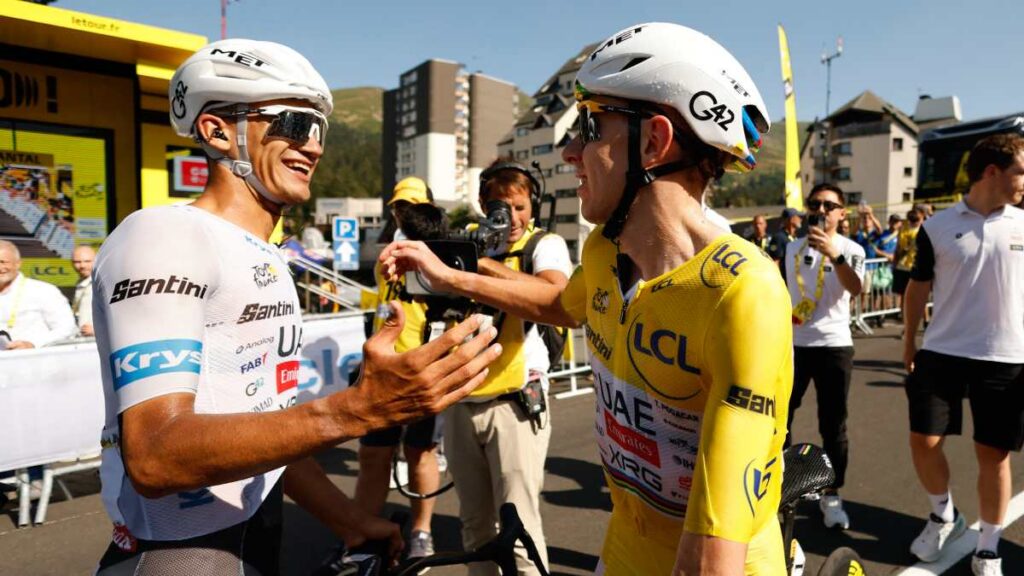 Isaac del Toro con Pogacar en el Tour de Francia 2026