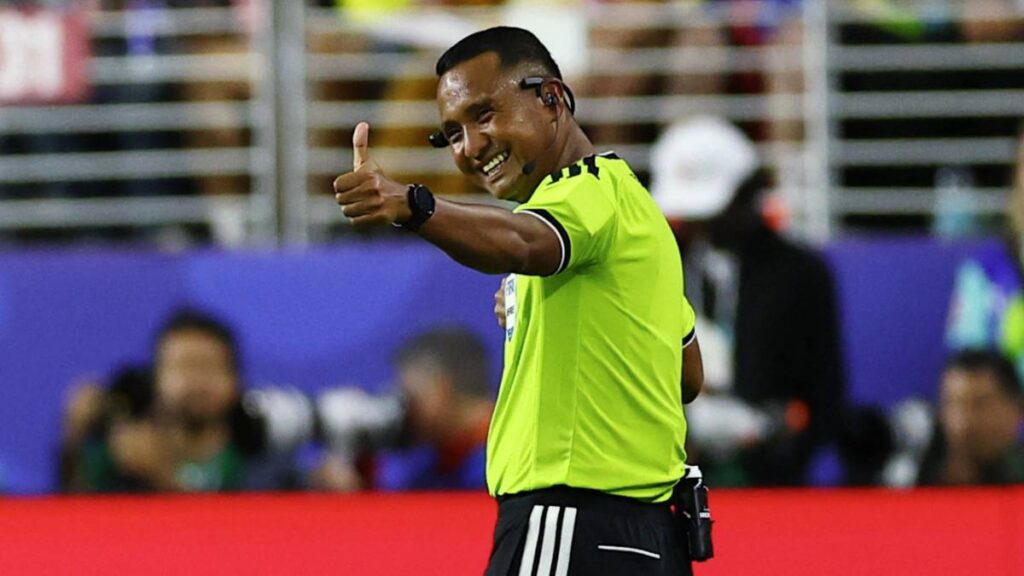 Iván Barton dirige semifinal y rompe techo histórico.