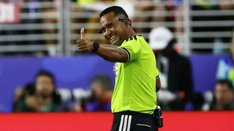 Barton supera récords de Batres y Aguilar Chicas al arbitrar semifinal del Mundial 2026