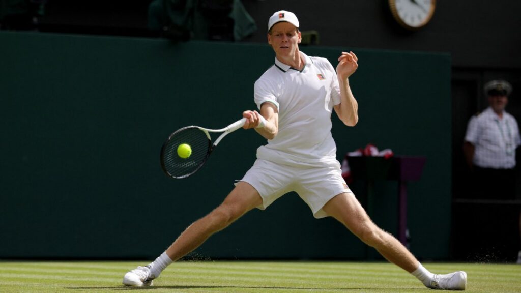El tenista italiano ganó por por 7-6(4), 7-6(2) y 6-4 en la Centre Court de Wimbledon apuntando a las 100 victorias