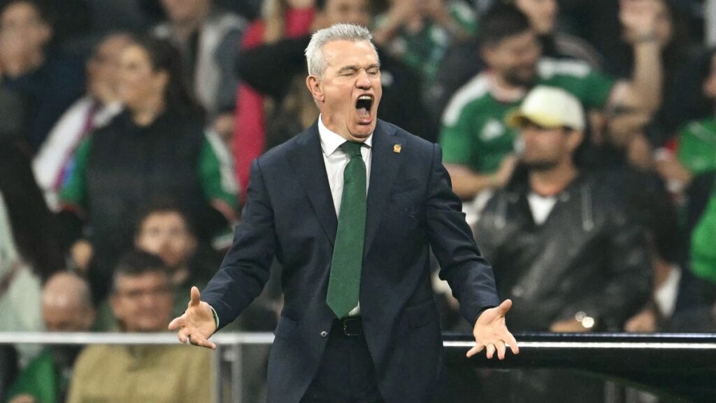 Javier Aguirre celebrando con la Seleccion De Mexico