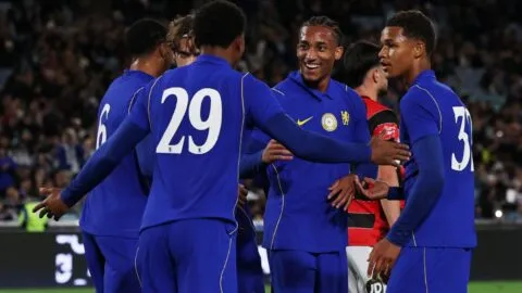 Chelsea remonta tres veces y gana un partido de 10 goles en el debut de Xabi Alonso