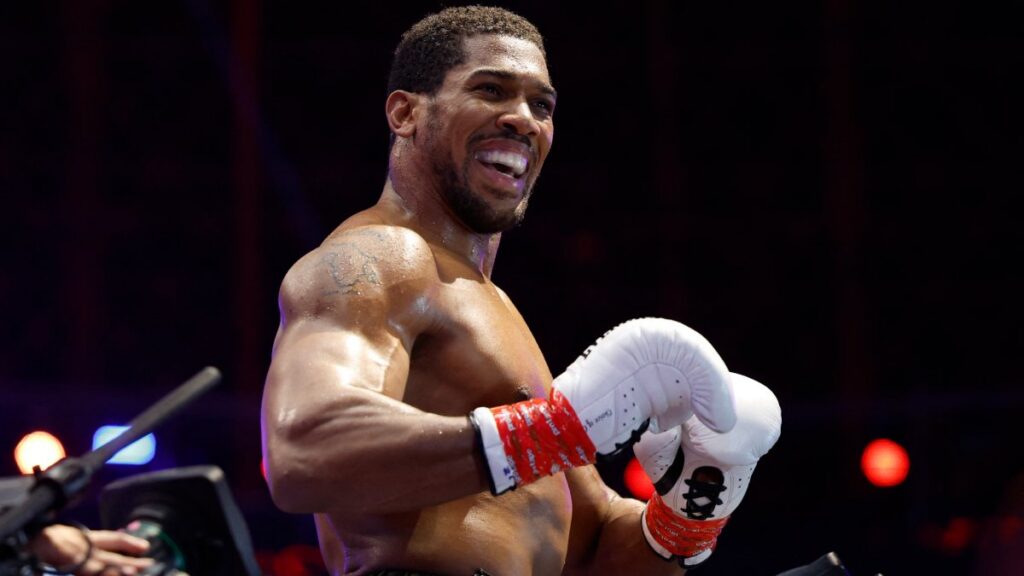 Anthony Joshua sobrevive a dos caídas y propina espectacular nocaut a Kristian Prenga en Yeda