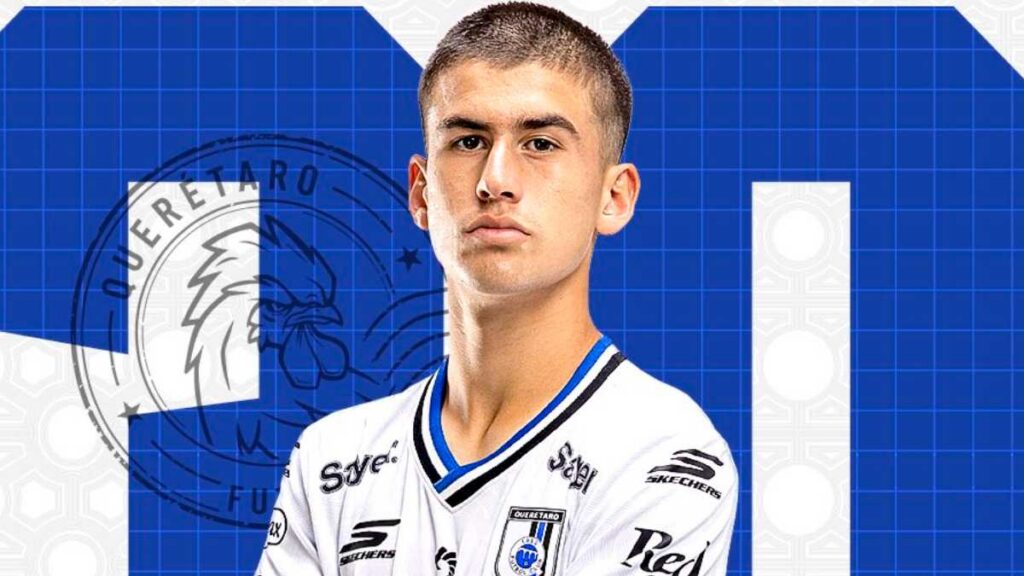 Juan Carlos Martínez vive su debut con los Gallos ante América