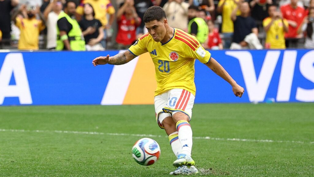 Juanfer Quintero jugando con la Selección Colombia.